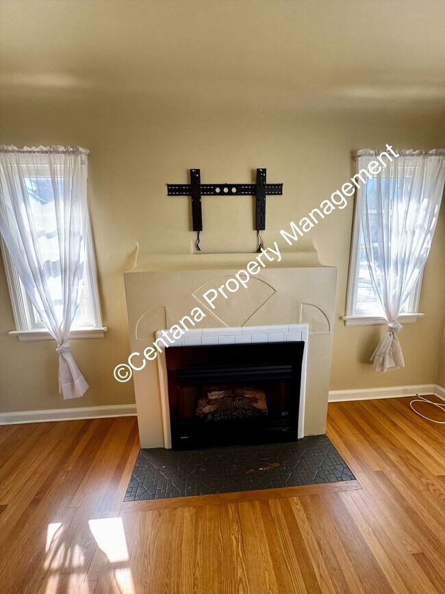 Building Photo - $500 off first months rent on 3 bed 2 bath...
