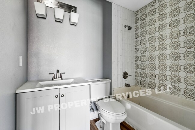 Building Photo - 2632 Annette St