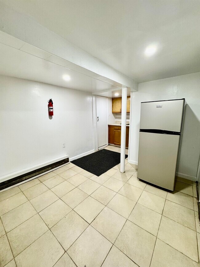 Building Photo - 204 Zabriskie St
