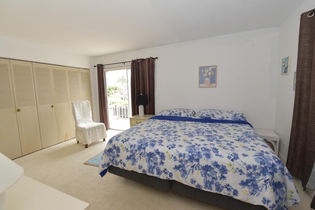 Building Photo - 715 Saxony Pl