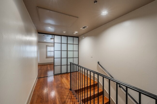 Building Photo - 6350 Oriole Dr