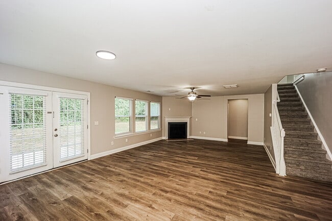 Building Photo - 2080 Valley Creek Dr