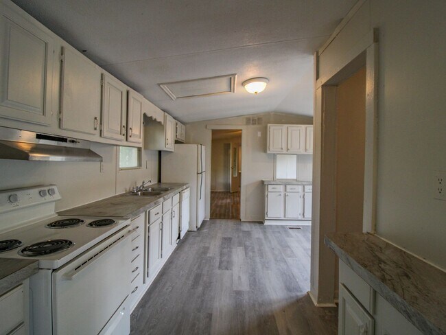 Building Photo - Nice Country Setting with Hill View!