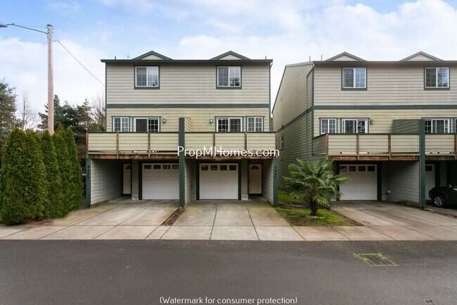 Building Photo - Comfortable 3-Story Townhome in Powellhurs...