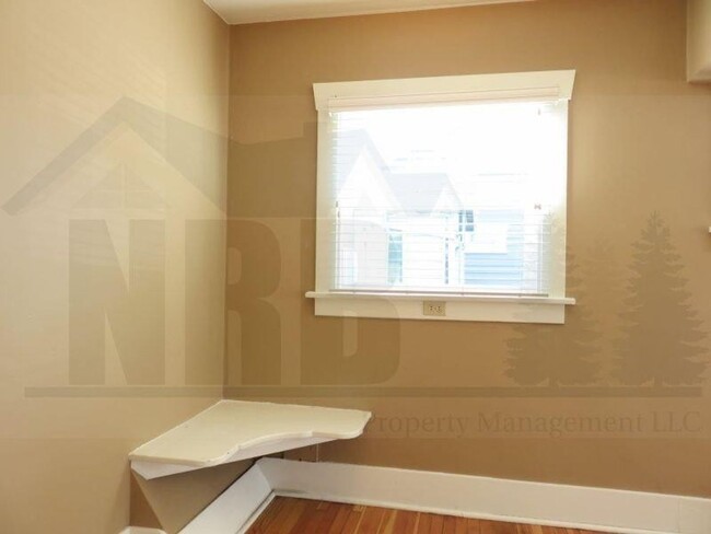 Building Photo - Stunning 2 bd 1 ba House with a basement a...
