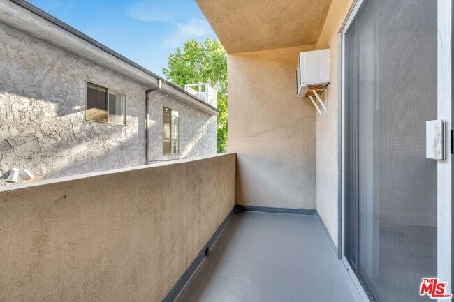 Building Photo - 1110 S Oakhurst Dr