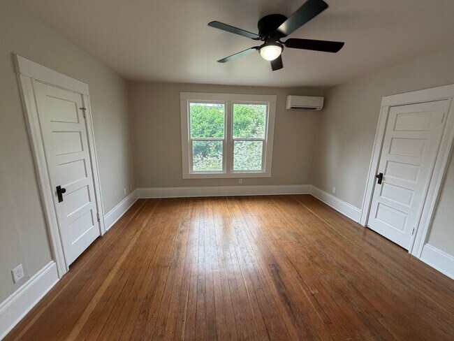 Building Photo - Gorgeous Newly Remodeled Upper Unit in Buckman with Washer/Dryer, A/C