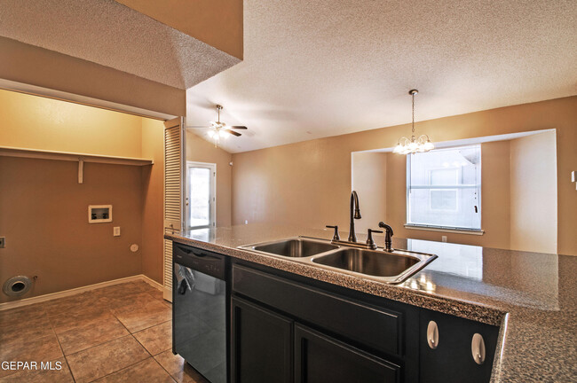 Building Photo - 7117 Mesquite Tree Ln