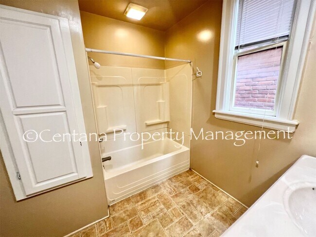 Building Photo - 646-648 S Montana