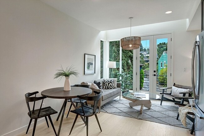 Building Photo - Queen Anne Townhome