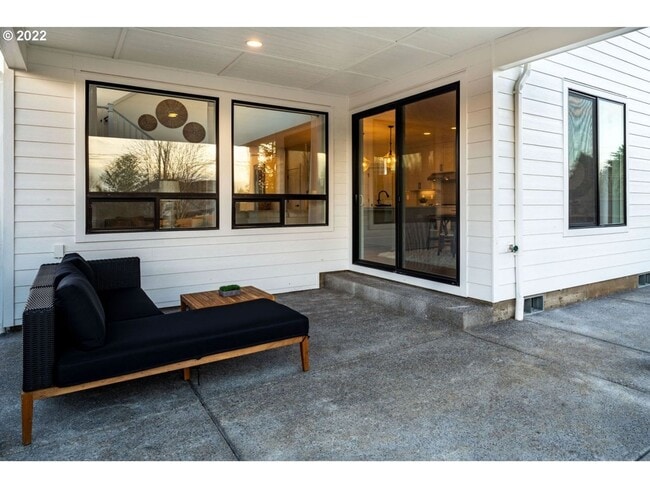 Building Photo - Charming Newer Model Home!