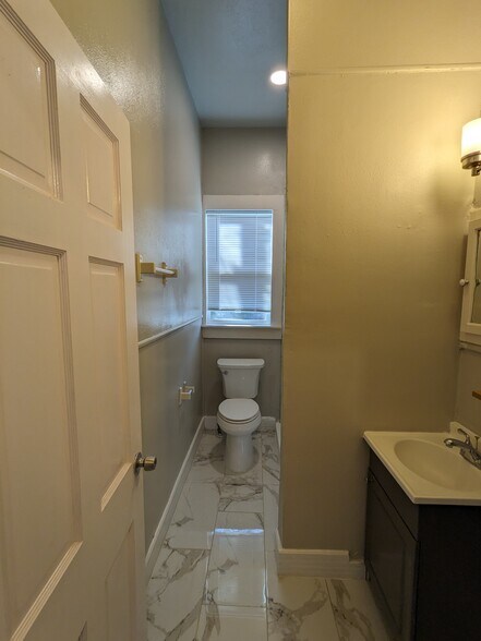 Building Photo - 534 E Sycamore St