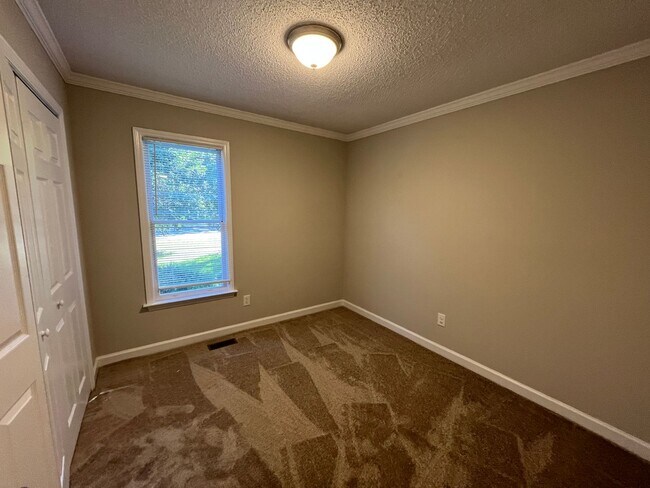 Building Photo - Charming 3-Bedroom Ranch