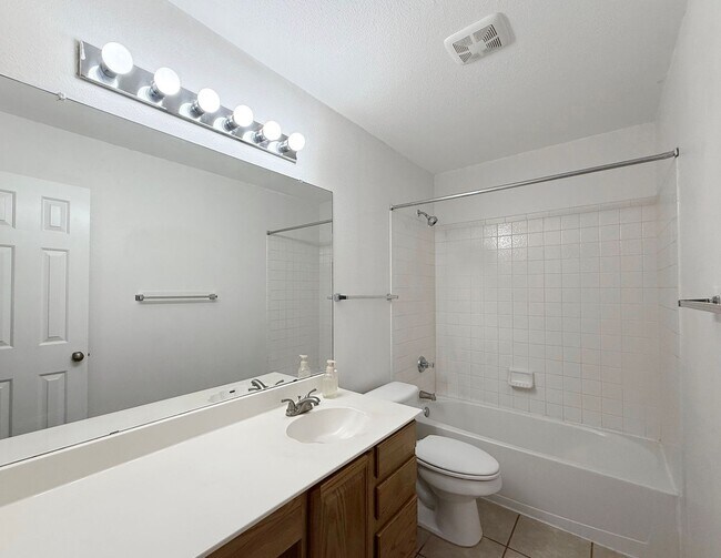 Building Photo - Beautiful 3/2 Available for Immediate Move In!