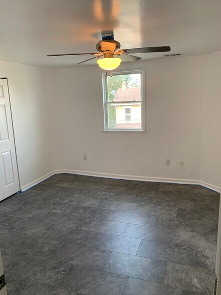 Building Photo - 102 Haldane St