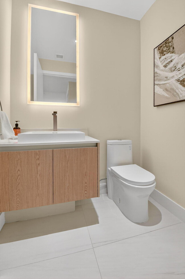 Building Photo - 3100 N Ocean Dr