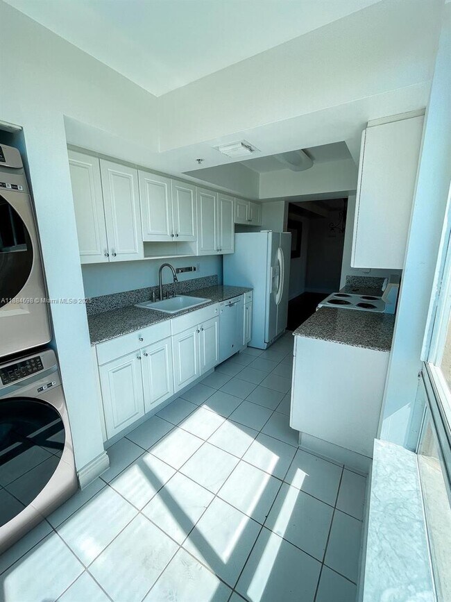 Building Photo - 2501 Douglas Rd