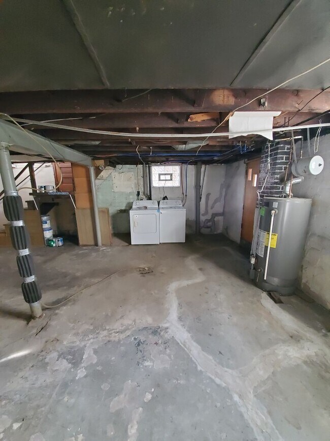 Building Photo - 3 Bedroom Section 8 approved! ASAP move in!