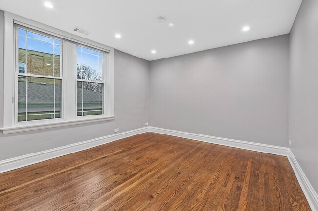 Building Photo - 4932 N Ridgeway Ave