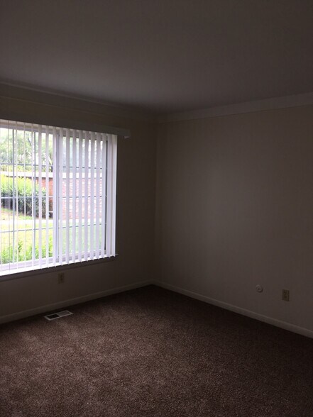 Building Photo - 460 Fox Hills Dr S