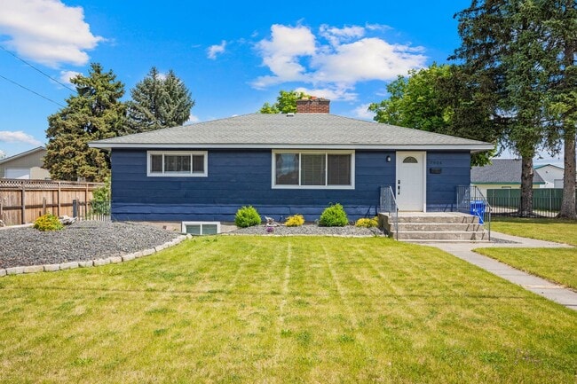 Building Photo - Gorgeous North Side Home With Shop!