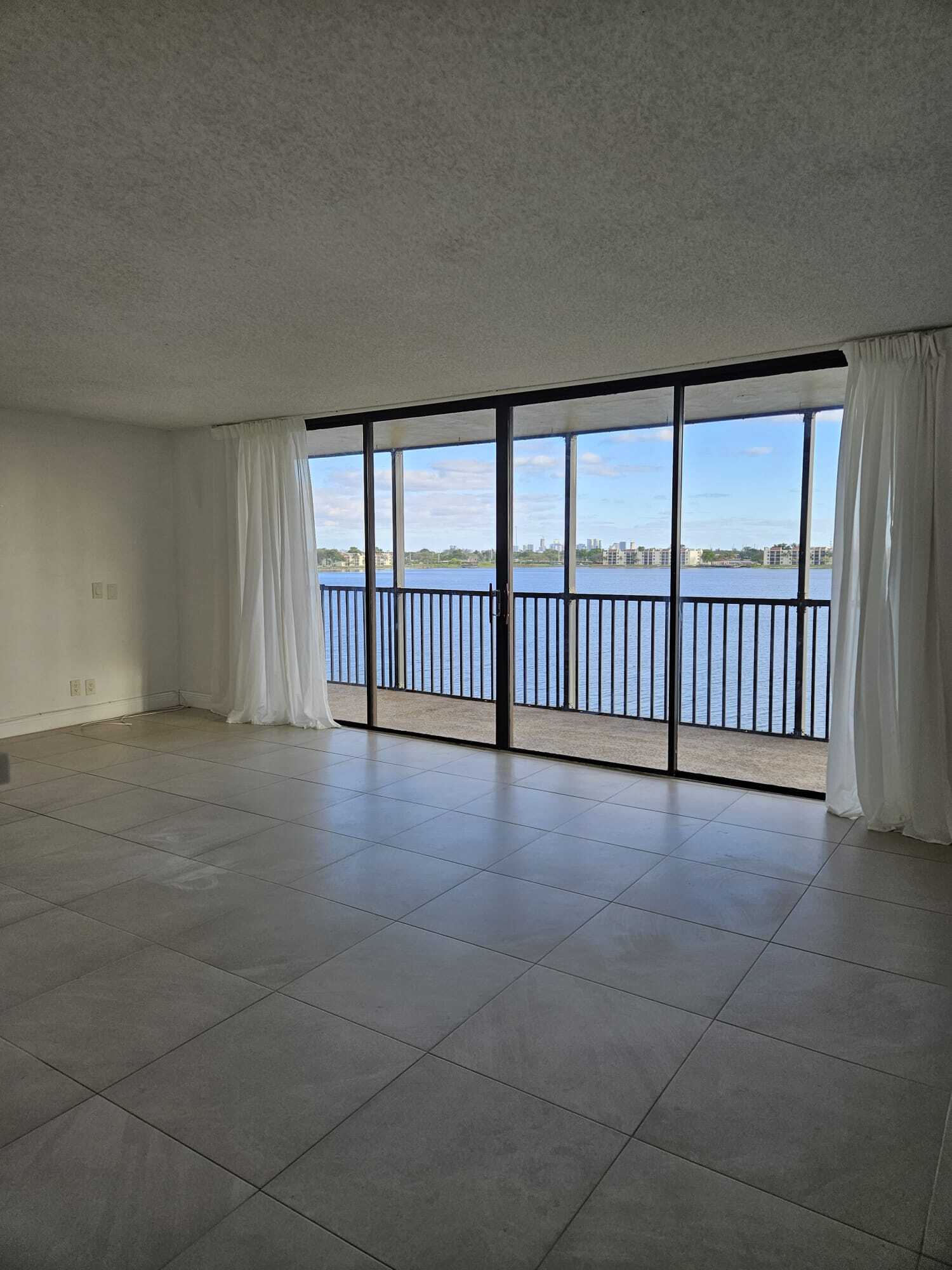 Building Photo - 105 Lake Emerald Dr