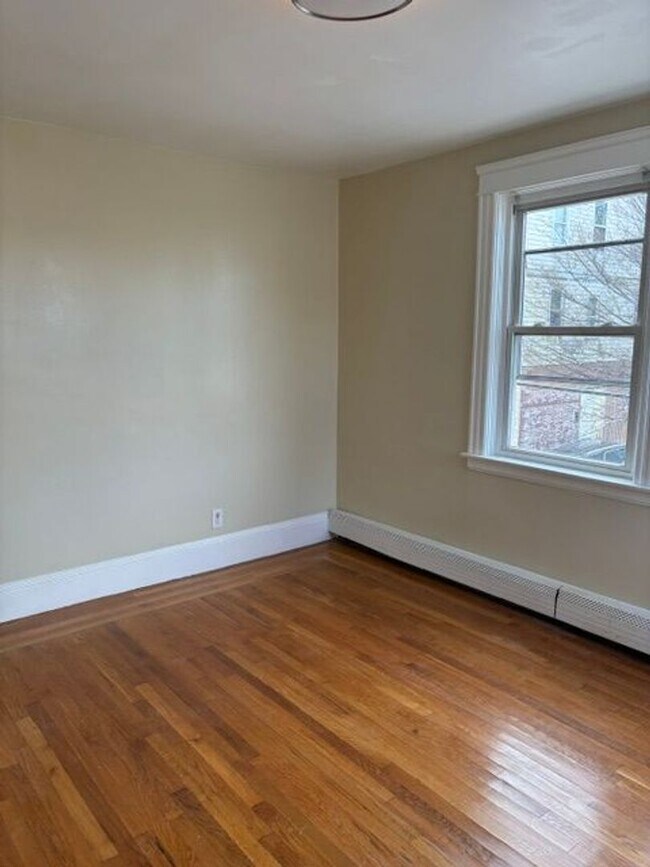 Building Photo - 121 Ledge St