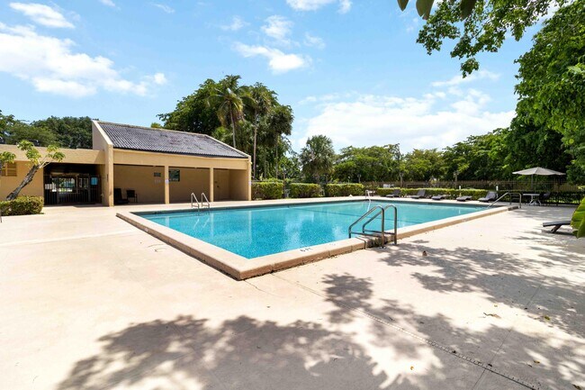 Building Photo - 2820 Tennis Club 204 Dr