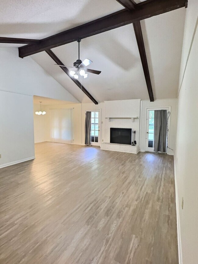 Building Photo - MOVE-IN SPECIAL! 3-Bedroom Home in Fort Ba...