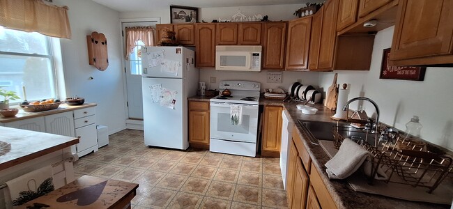 Kitchen - 61 Pemberton Ave