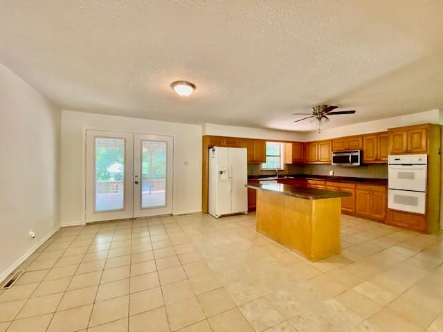 Building Photo - 2125 Forest Oaks Dr