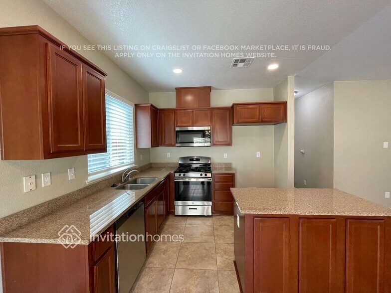 Building Photo - 2799 Silhouettes St