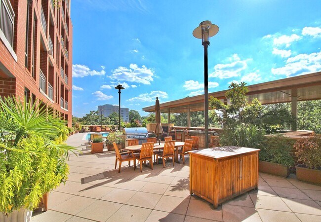 Building Photo - Spectacular 7th floor corner unit condo in...