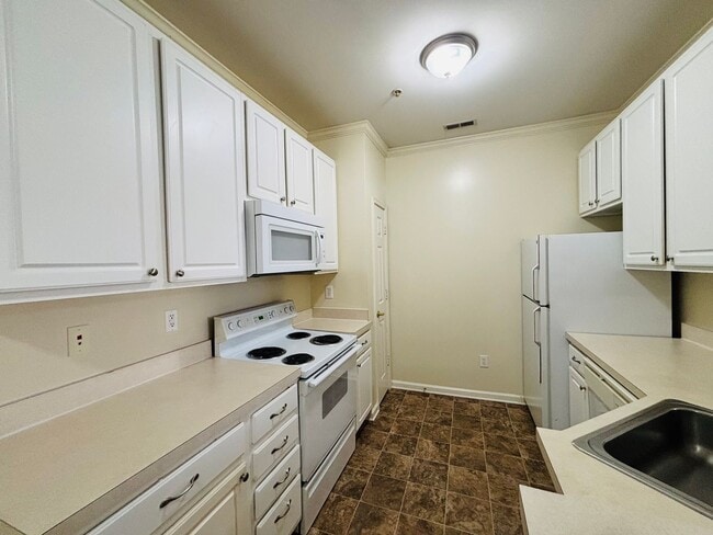 Building Photo - 215 S Knollwood Dr