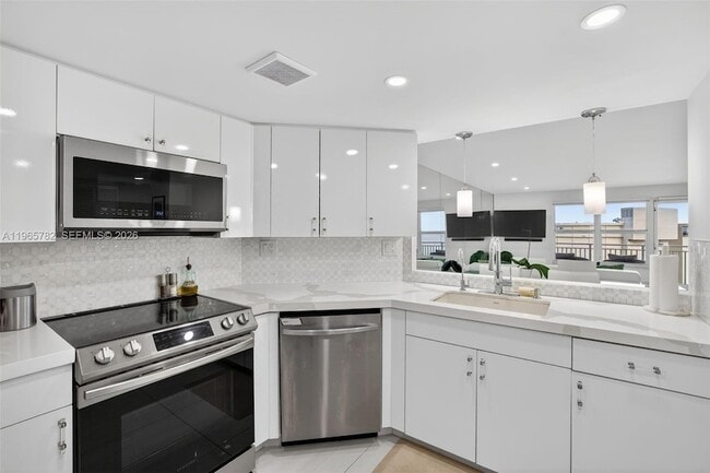 Building Photo - 3000 E Sunrise Blvd