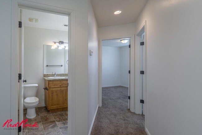 Building Photo - DOG-FRIENDLY 3 Bedroom Townhome with INTERNET INCLUDED!