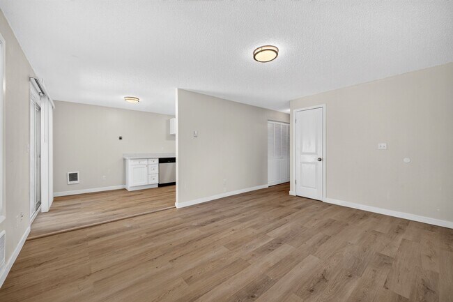 Building Photo - Renovated 2 bedroom Duplex