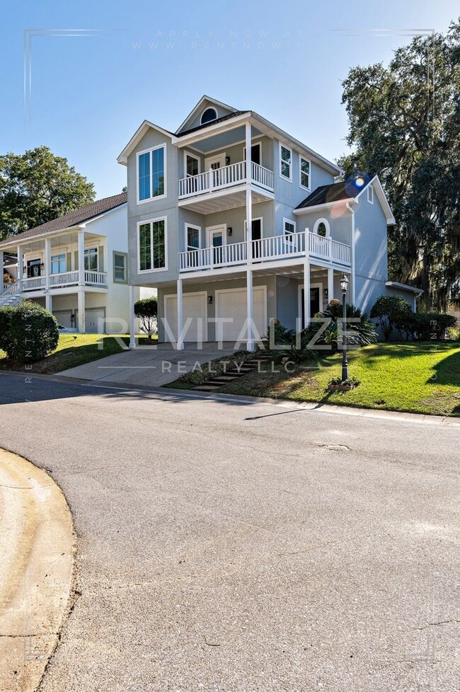 Building Photo - Charming 3-Level Home with Water Access in...