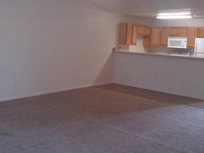 Building Photo - 3 bed 2 Bath duplex!