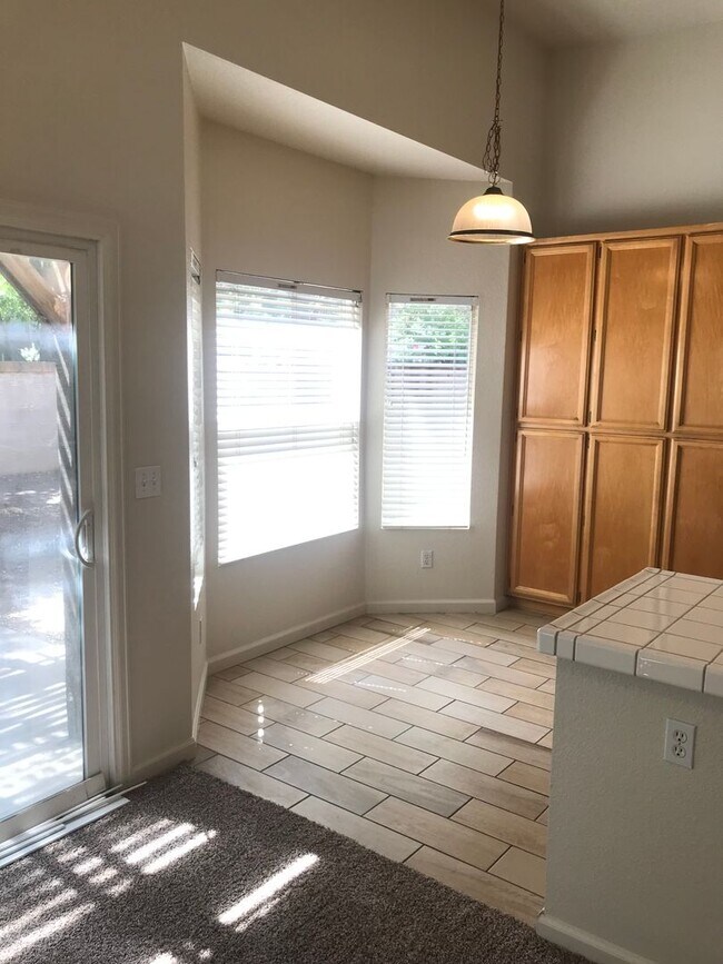 Building Photo - Spacious and Bright 3bed/2 bath Home in Davis