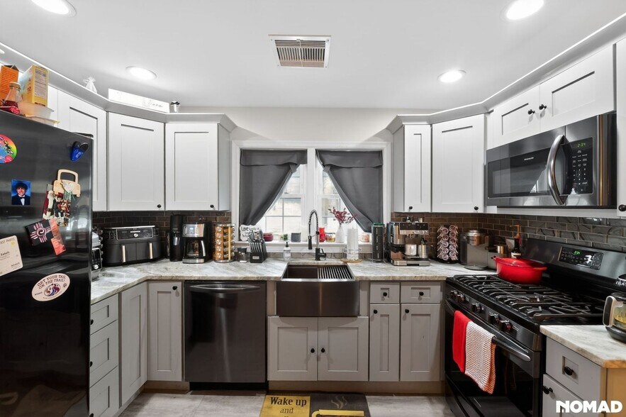 Building Photo - 12 Fetherman St