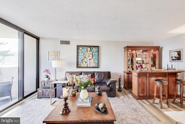 Building Photo - 1101 S Arlington Ridge Rd