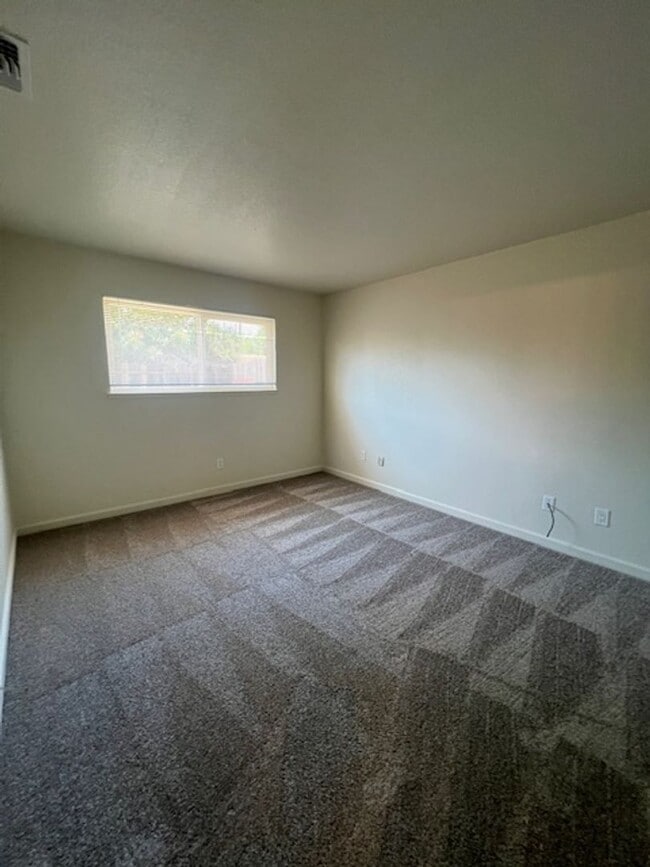 Building Photo - REMODELED 2 BED DUPLEX WITH PRIVATE YARD!!