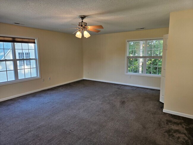 Building Photo - Beautiful 4 bedroom, 2.5 bath home in the ...