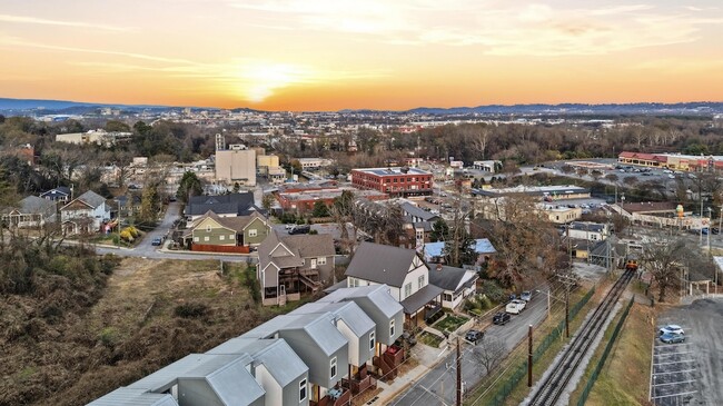 Building Photo - 207 Old Mountain Rd