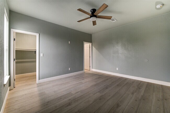 Building Photo - 4323 Continental Dr