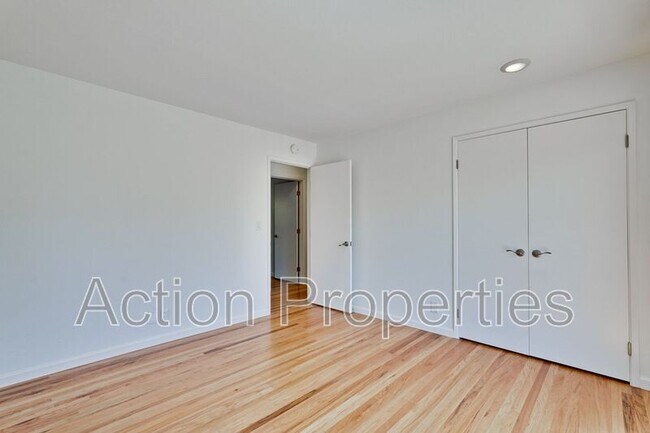 Building Photo - 350 Chesley Ave