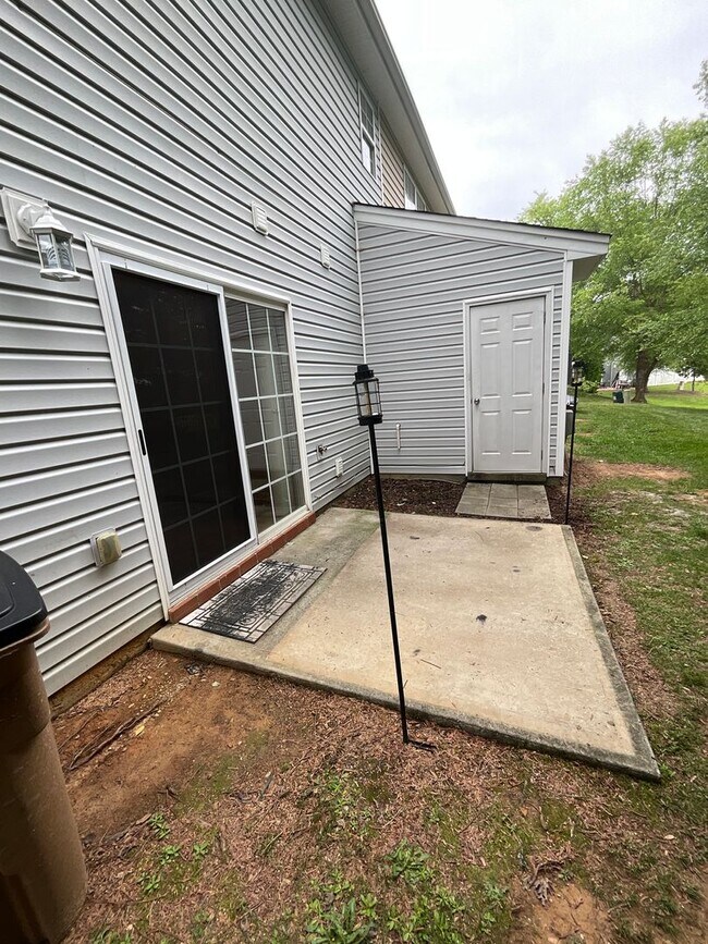 Building Photo - Charming 3 bedroom/2.5 bathroom End Unit i...