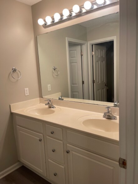 Building Photo - 4881 Beech Tree Dr SE