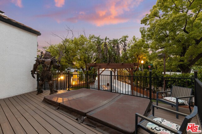Building Photo - 2240 Hillhurst Ave